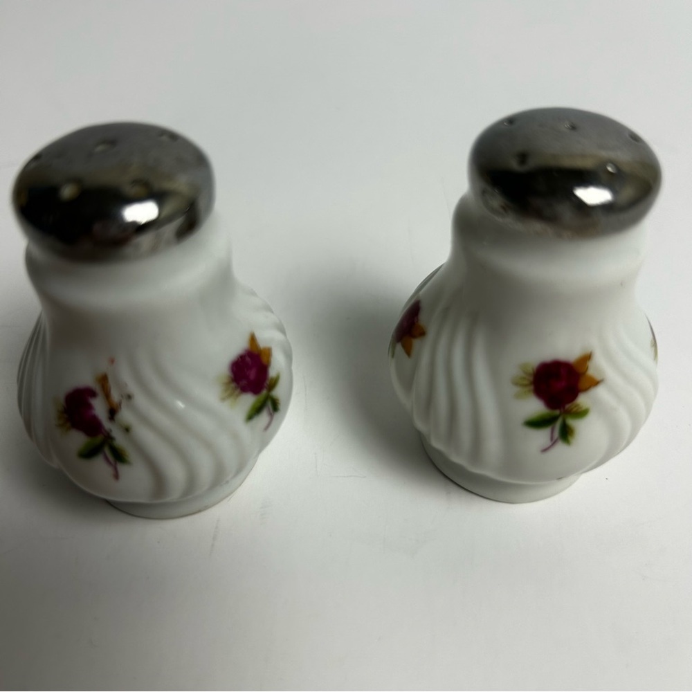 Vintage Japanese Ceramic novelty salt & pepper shakers swirl rose design mini